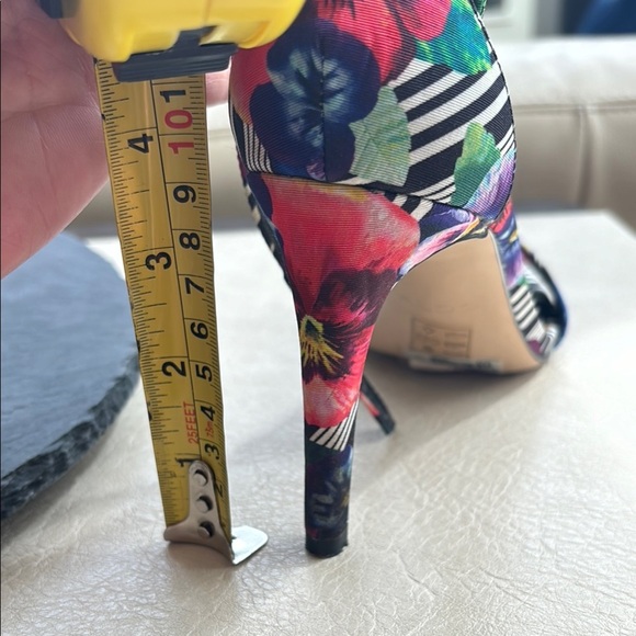 Size 8 Aldo floral 3.5” Heels pumps with Ankle Straps - Picture 11 of 11